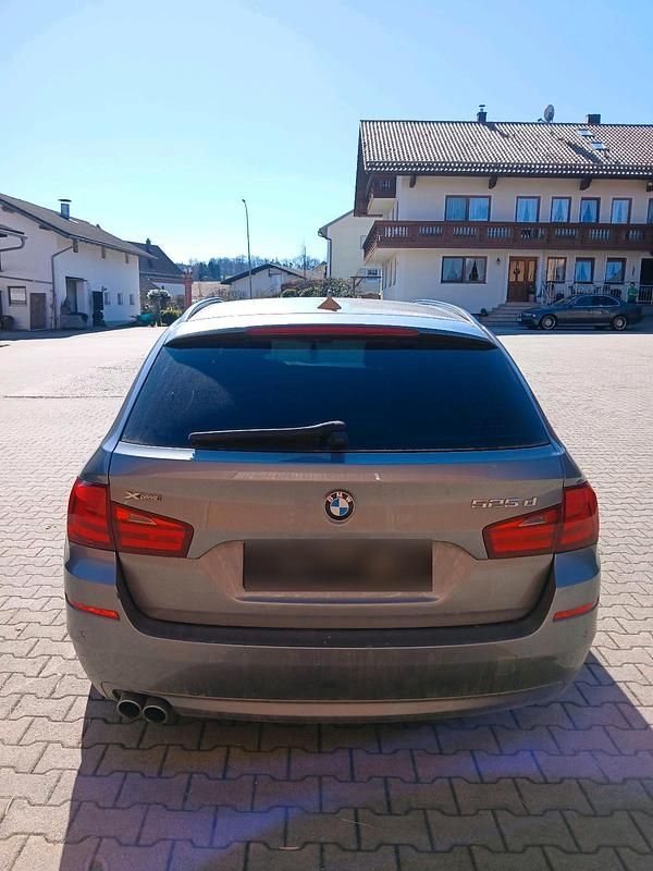 Gebraucht BMW 525 218 PS (160 kW) 2012 Grau Kombi