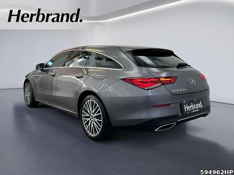 Gebraucht Mercedes CLA250e Progressive 160 PS (117 kW) 2022 Metalliclack mountaingrau Limousine