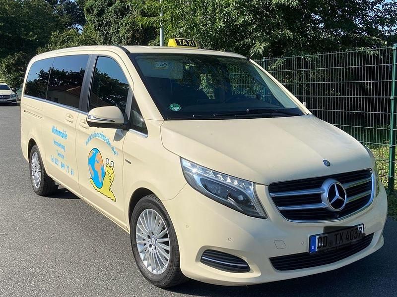Beige Gebraucht 2017 Mercedes V250 Avantgarde Edition Van / Kleinbus | 25.900 € - Bild 1/4