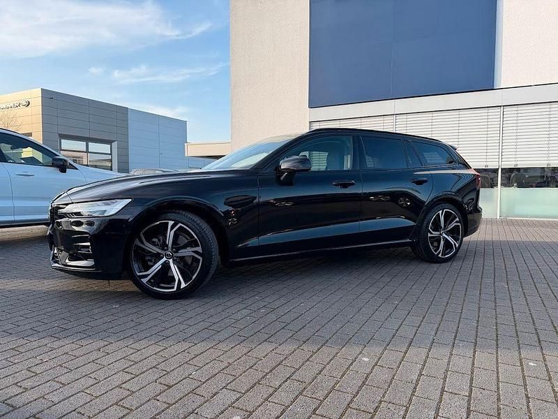 Gebraucht Volvo V60 Plus 197 PS (144 kW) 2025 Schwarz Kombi