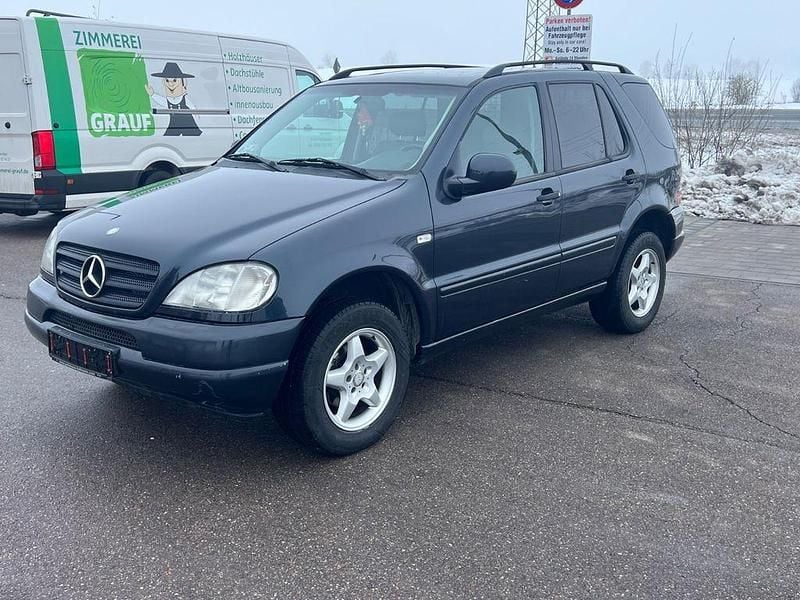 Blau Gebraucht 1999 Mercedes ML320 SUV | 1.999 € (Guter Preis) - Bild 1/4