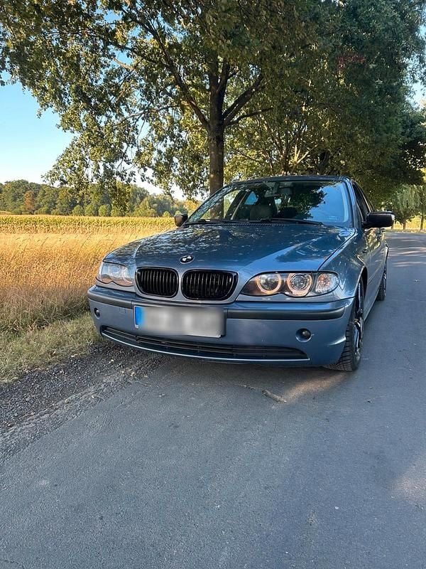 Blau Gebraucht 2003 BMW 318 Limousine | 1.450 € (Guter Preis) - Bild 1/4