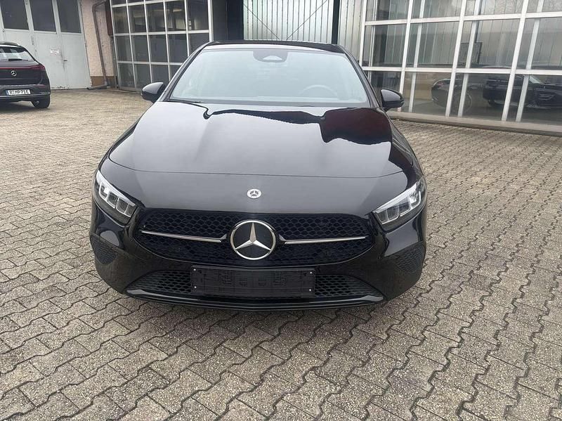Gebraucht Mercedes A180 Advanced Plus 136 PS (100 kW) 2024 Kosmosschwarz Limousine