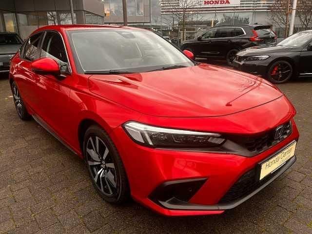 Premium crystal red Gebraucht 2025 Honda Civic Elegance Limousine | 29.980 € (Superpreis) - Bild 1/4