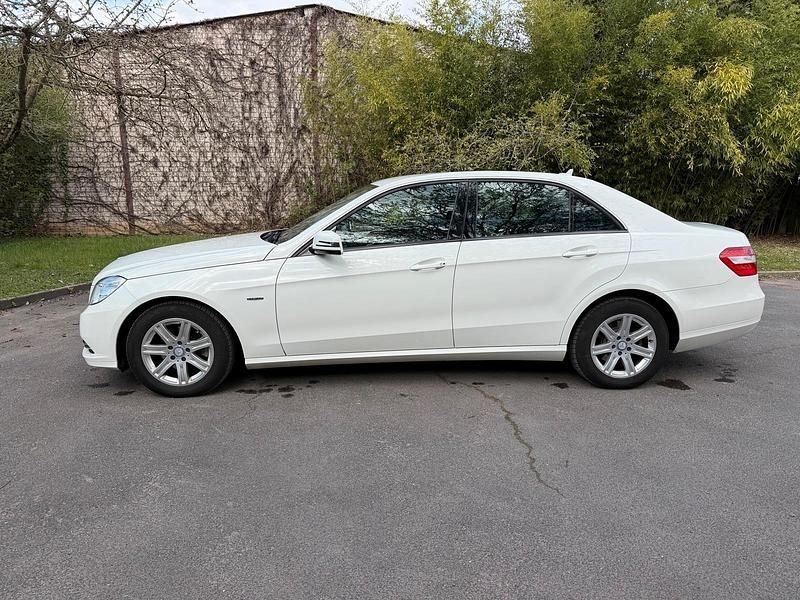 Gebraucht Mercedes E200 Avantgarde 136 PS (100 kW) 2011 Weiß Limousine