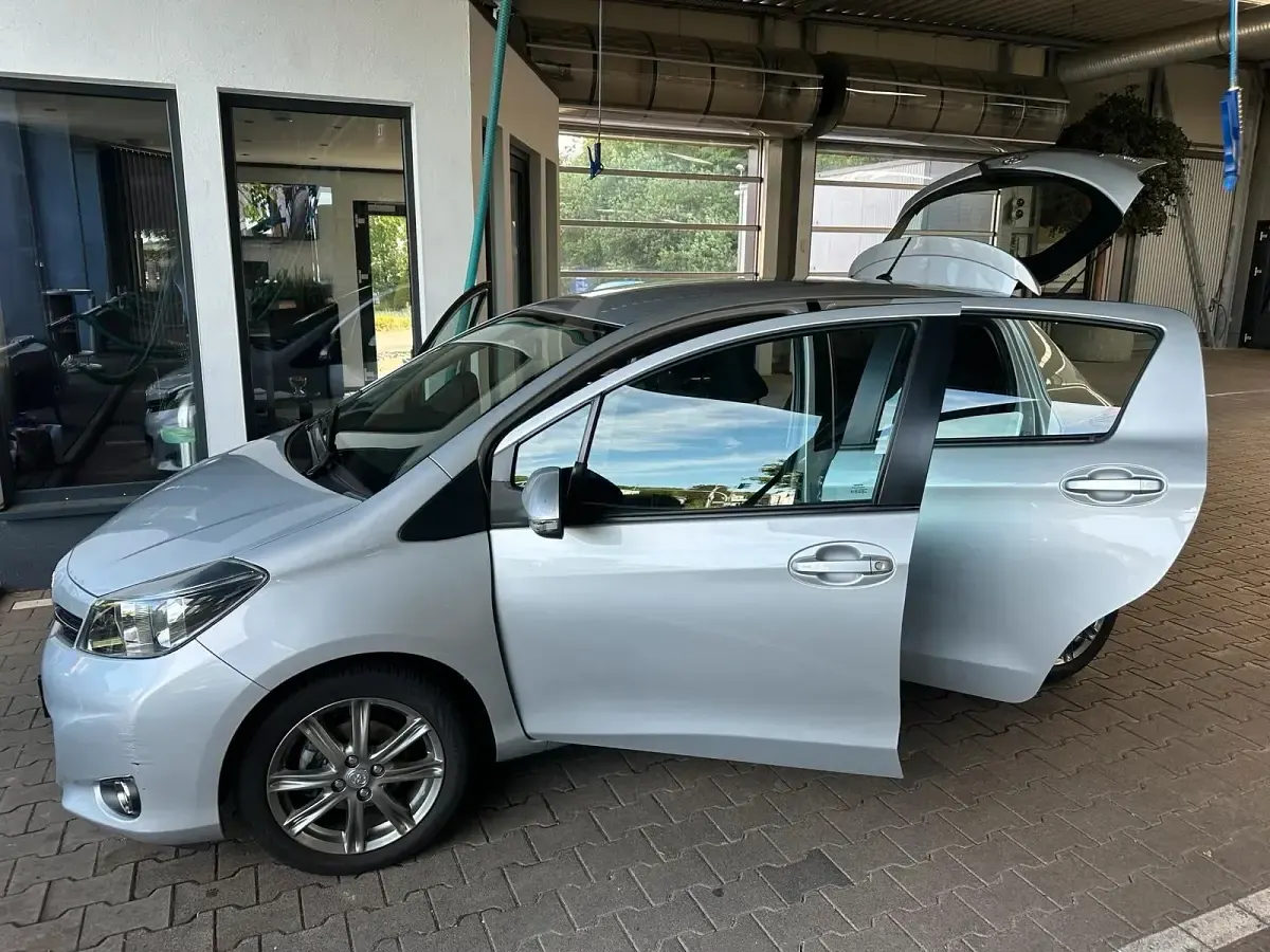 Gebraucht Toyota Yaris 120 PS (88 kW) 2013 Silber Kleinwagen
