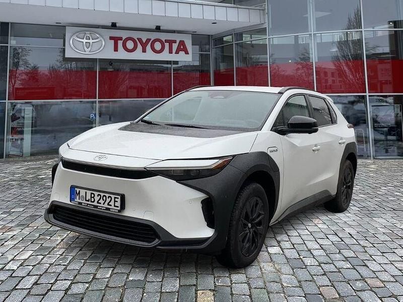 Gebraucht Toyota bZ4X Basis 150 kW (204 PS) 2023 Platinumweiß perlef SUV