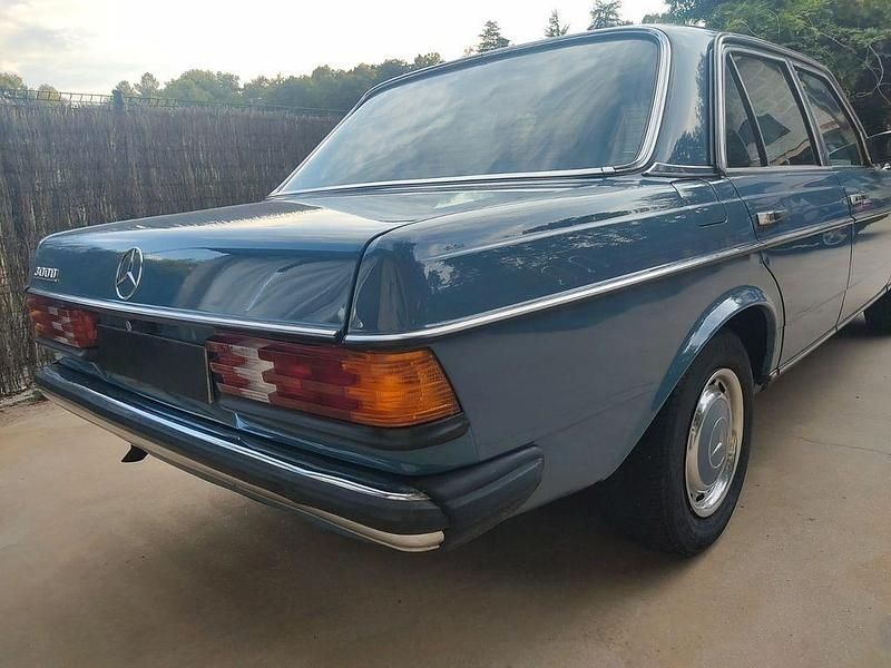 Gebraucht Mercedes 300 88 PS (64 kW) 1983 Blau Limousine