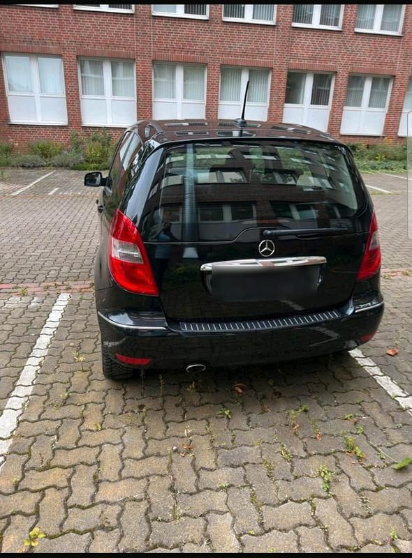 Gebraucht Mercedes A180 109 PS (80 kW) 2011 Schwarz Kleinwagen