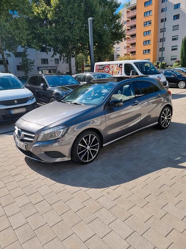Gebraucht Mercedes A180 122 PS (89 kW) 2015 Grau Kleinwagen