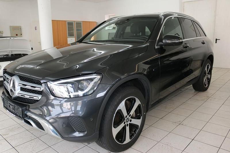 Grau Gebraucht 2021 Mercedes GLC300e SUV | 32.900 € (Superpreis) - Bild 1/4