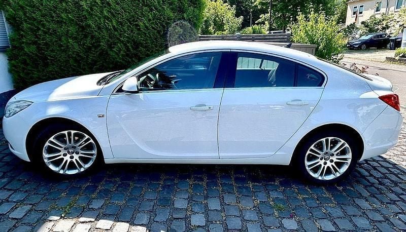Weiß Gebraucht 2009 Opel Insignia Elegance Limousine | 7.850 € (Etwas zu teuer) - Bild 1/4