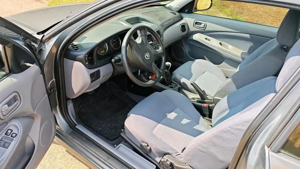 Gebraucht Nissan Almera 90 PS (66 kW) 2006 Grau Kleinwagen