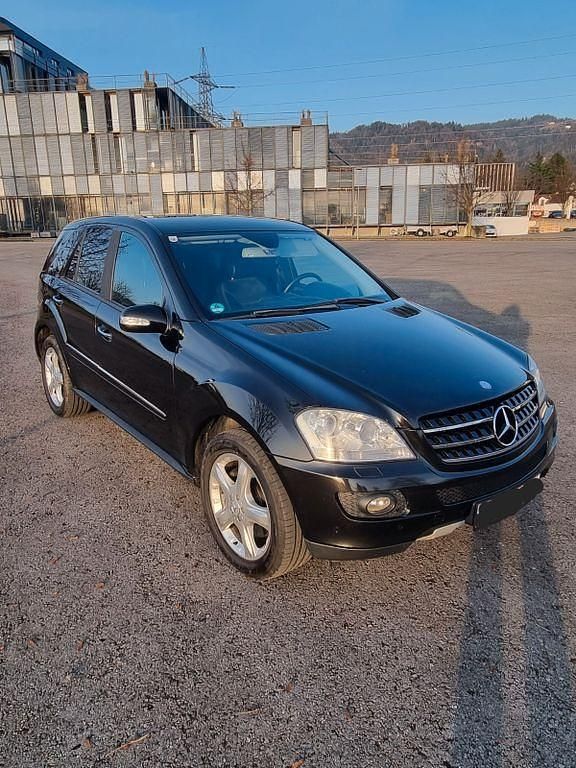 Schwarz Gebraucht 2006 Mercedes ML320 SUV | 9.800 € (Teuer) - Bild 1/4
