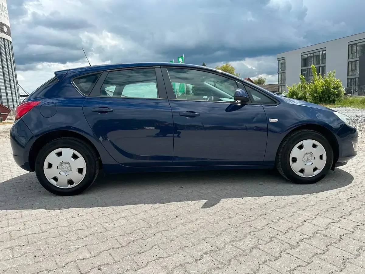 Brugt Opel Astra 101 HK (74 kW) 2011 Blå Hatchback
