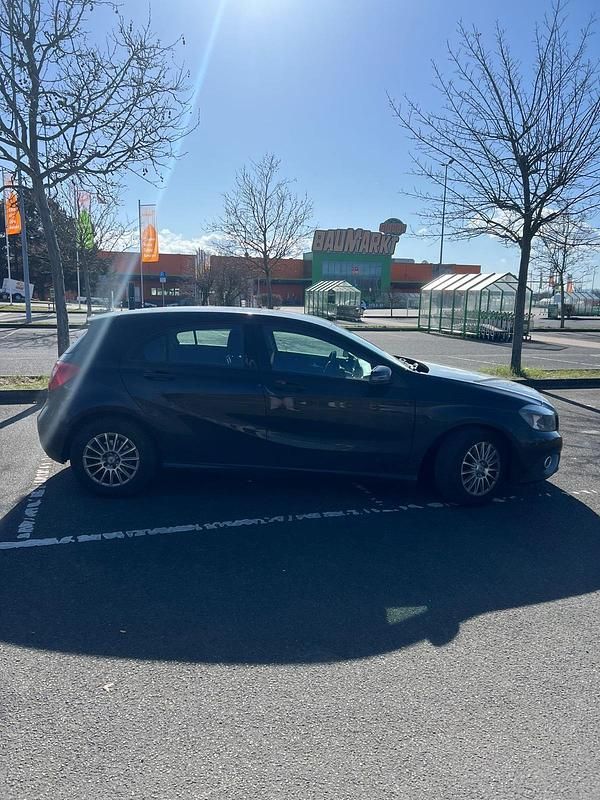 Gebraucht Mercedes A180 109 PS (80 kW) 2012 Schwarz Kleinwagen