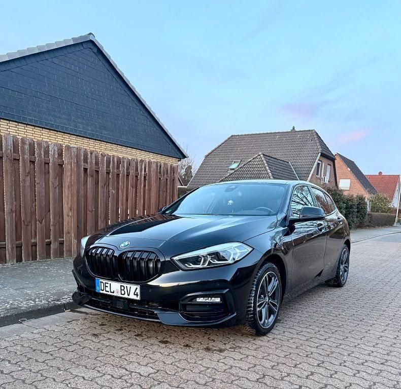 Schwarz Gebraucht 2021 BMW 118 Sport Line Kleinwagen | 17.500 € (Guter Preis) - Bild 1/4