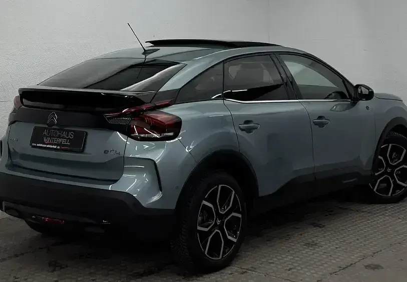 Używany Citroën e-C4 Shine 146 kW (199 KM) 2023 Niebieski Sedan/Limuzyna