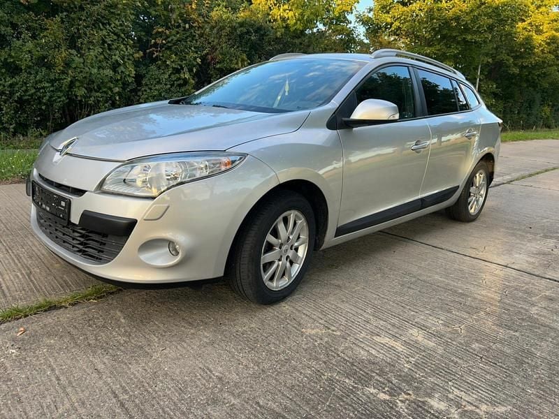 Silber Gebraucht 2011 Renault Mégane III Kombi | 4.000 € (Fairer Preis) - Bild 1/4
