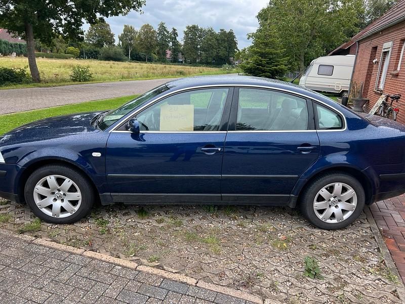 Blau Gebraucht 2002 VW Passat Limousine | 1.350 € (Guter Preis) - Bild 1/4