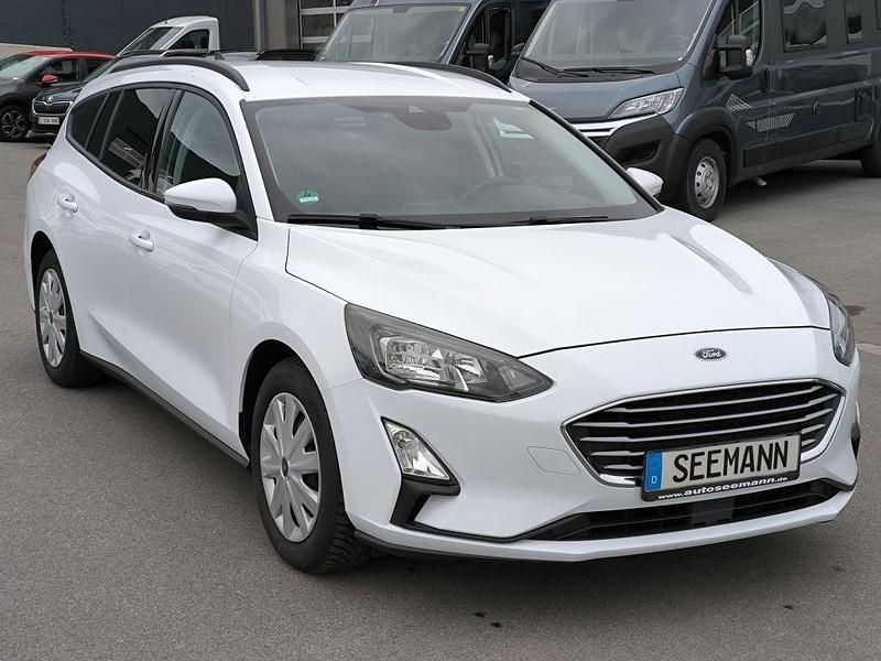 Weiß Gebraucht 2020 Ford Focus Trend Limousine | 12.900 € (Fairer Preis) - Bild 1/4