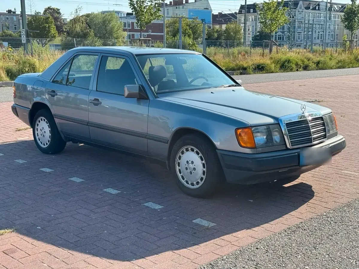 Gebraucht Mercedes E230 135 PS (99 kW) 1988 Grau Limousine