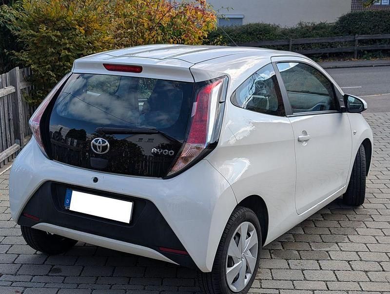Gebraucht Toyota Aygo 69 PS (50 kW) 2014 Weiß Kleinwagen