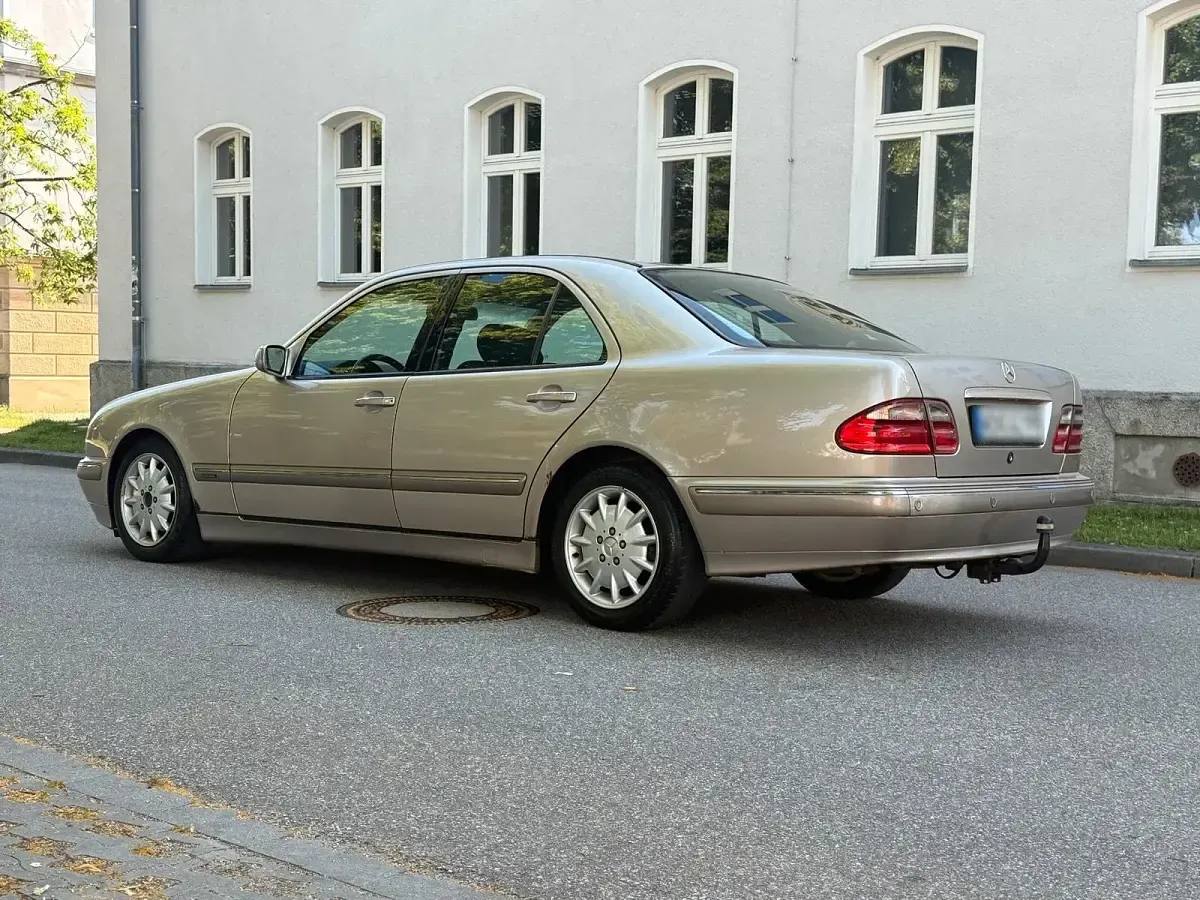 Gebraucht Mercedes E270 170 PS (125 kW) 2000 Gold Limousine