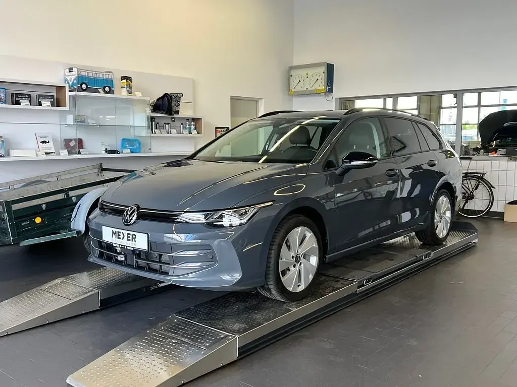 Gebraucht VW Golf VIII Goal 150 PS (110 kW) 2024 Delfingrau metallic Kombi