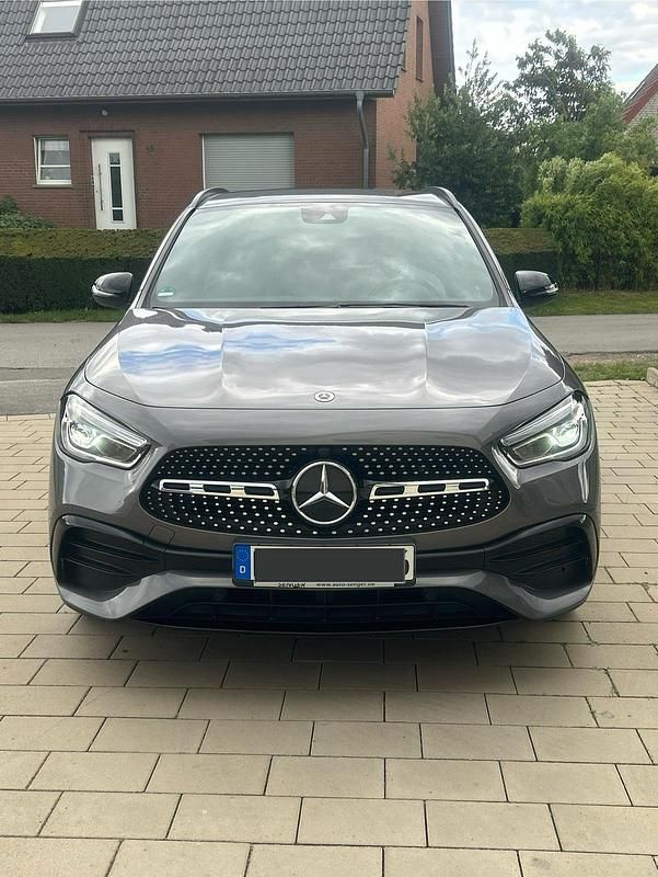Grau Gebraucht 2021 Mercedes GLA180 AMG line SUV | 29.999 € (Fairer Preis) - Bild 1/4
