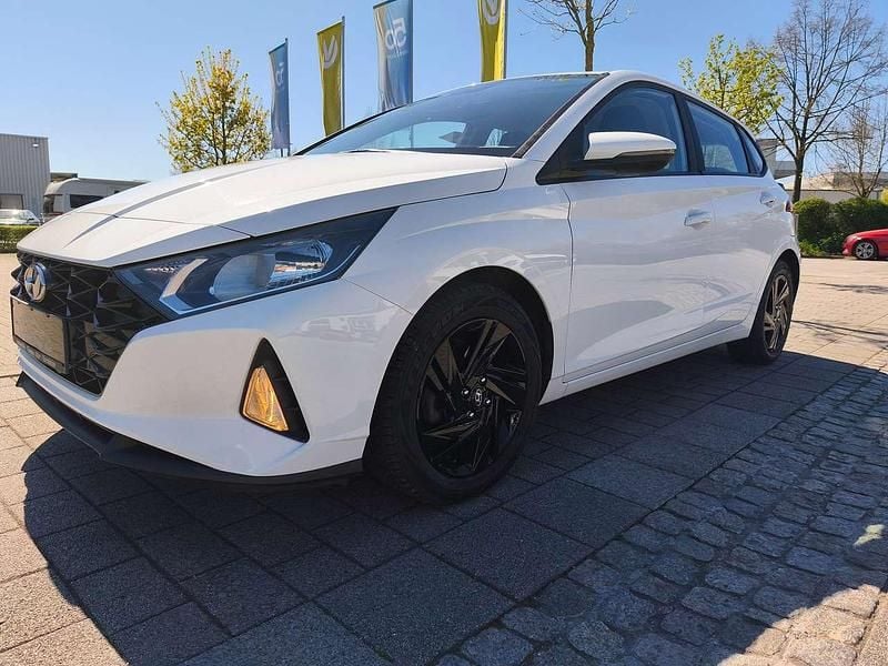 Gebraucht Hyundai i20 Select 101 PS (74 kW) 2021 Weiß Kleinwagen