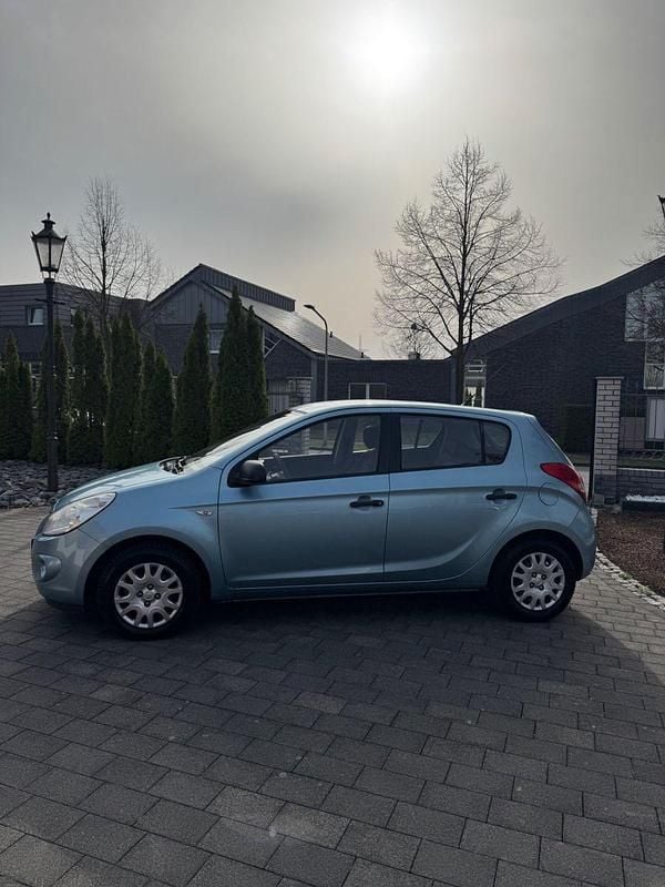 Gebraucht Hyundai i20 77 PS (56 kW) 2009 Blau Kleinwagen