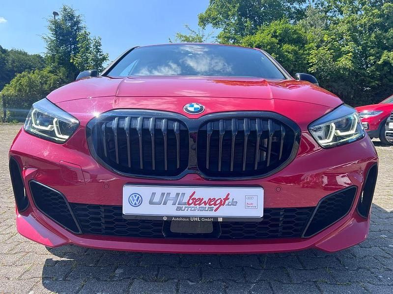 Rot Gebraucht 2021 BMW 128 Performance Limousine | 27.789 € (Fairer Preis) - Bild 1/4
