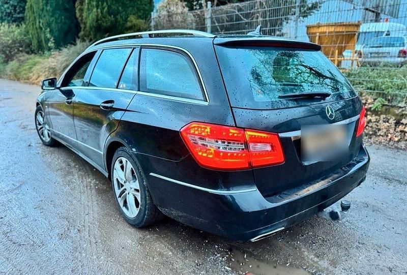 Gebraucht Mercedes E300 231 PS (169 kW) 2011 Schwarz Kombi
