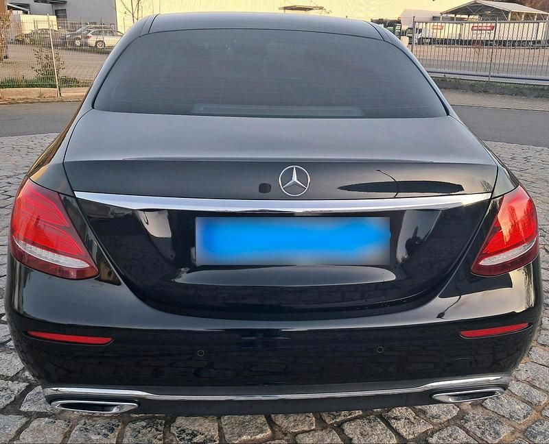 Gebraucht Mercedes E220 194 PS (142 kW) 2016 Schwarz Limousine