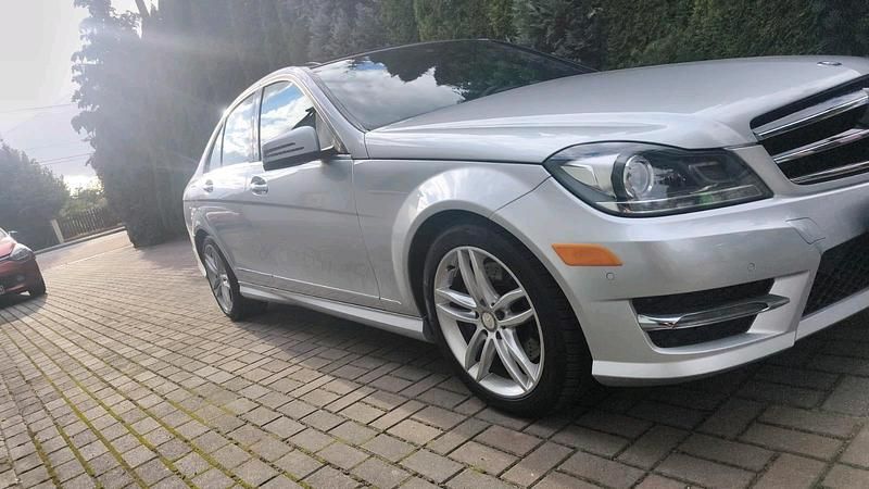 Silber Gebraucht 2014 Mercedes C300 Limousine | 18.999 € - Bild 1/4
