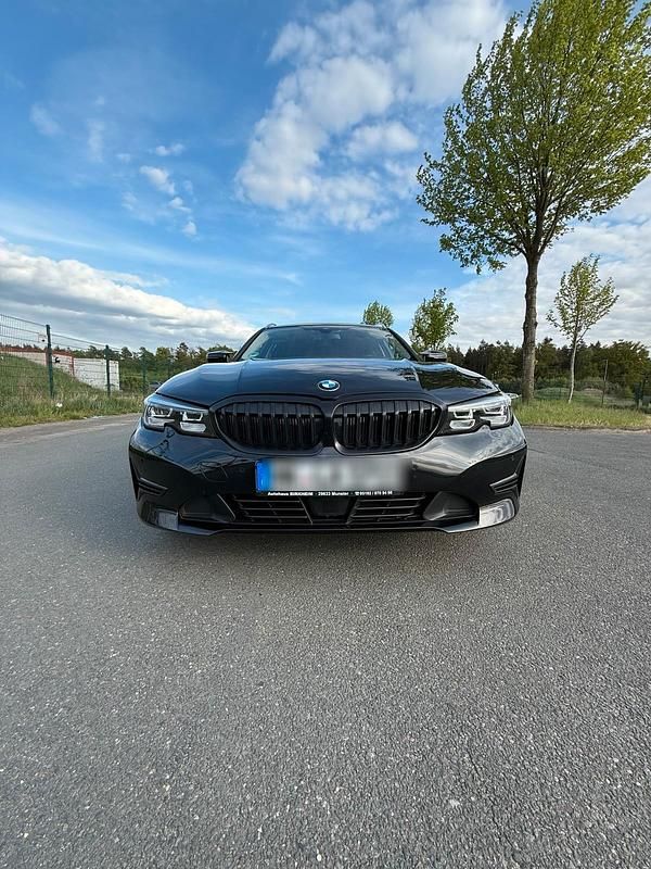 Schwarz Gebraucht 2022 BMW 320 Kombi | 24.000 € (Superpreis) - Bild 1/4