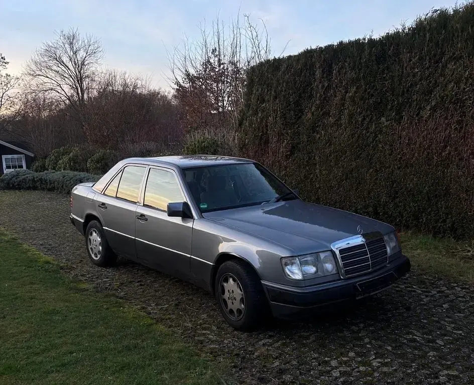 Gebraucht Mercedes E230 132 PS (97 kW) 1989 Silber Limousine