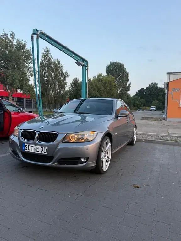 Gebraucht BMW 318 145 PS (106 kW) 2010 Grau Limousine