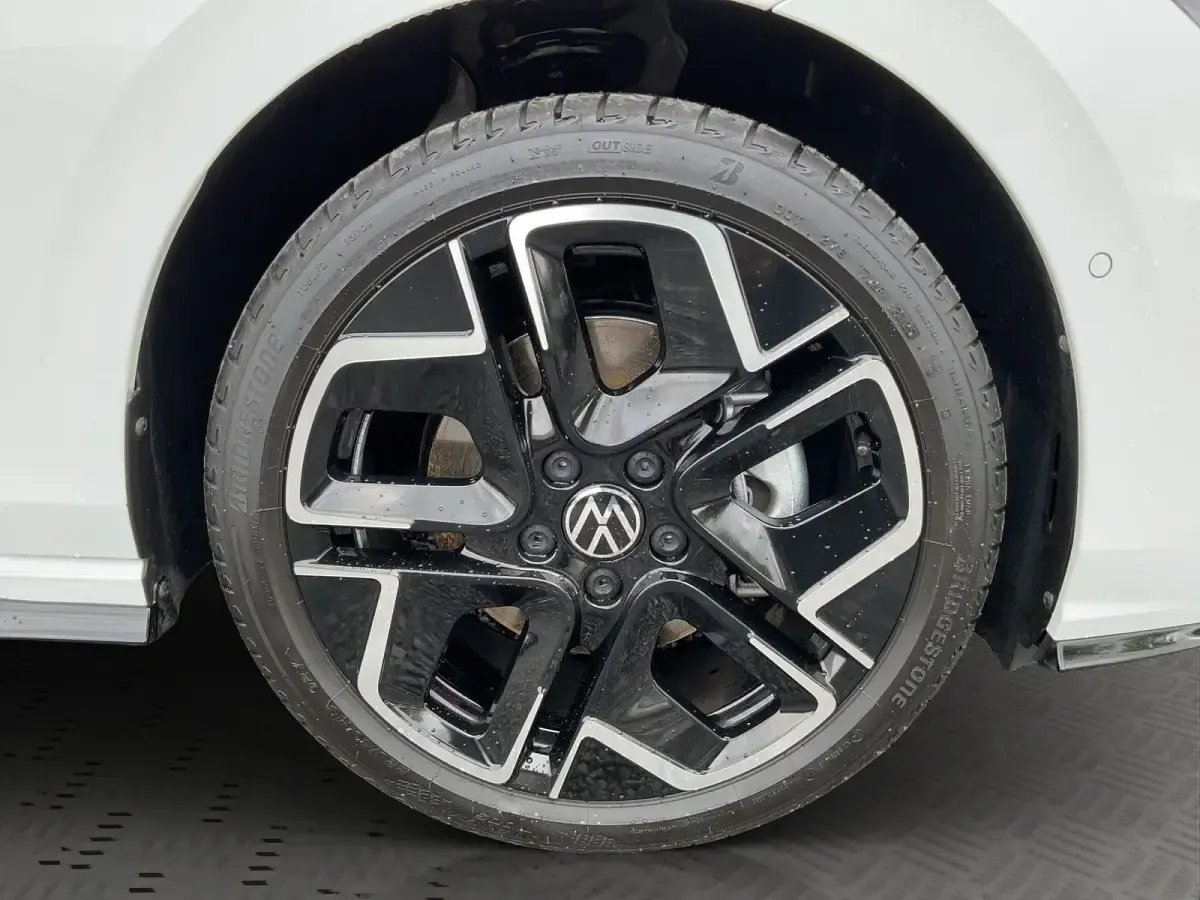 Gebraucht VW Golf VIII R-line 150 PS (110 kW) 2025 Weiß Limousine