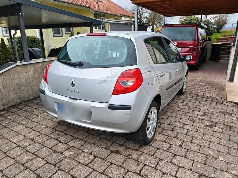 Gebraucht Renault Clio II 85 PS (62 kW) 2008 Silber Kleinwagen