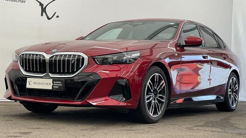 Fire red metallic Gebraucht 2024 BMW i5 Comfort Edition Limousine | 57.349 € - Bild 1/4