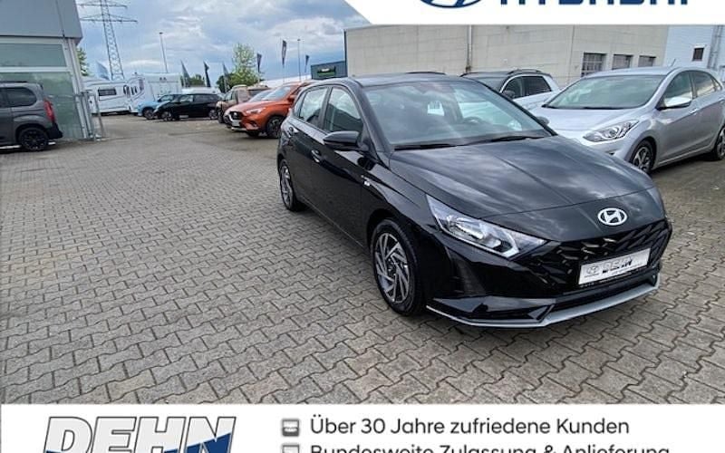 Schwarz Gebraucht 2024 Hyundai i20 Trend Limousine | 18.880 € (Fairer Preis) - Bild 1/4
