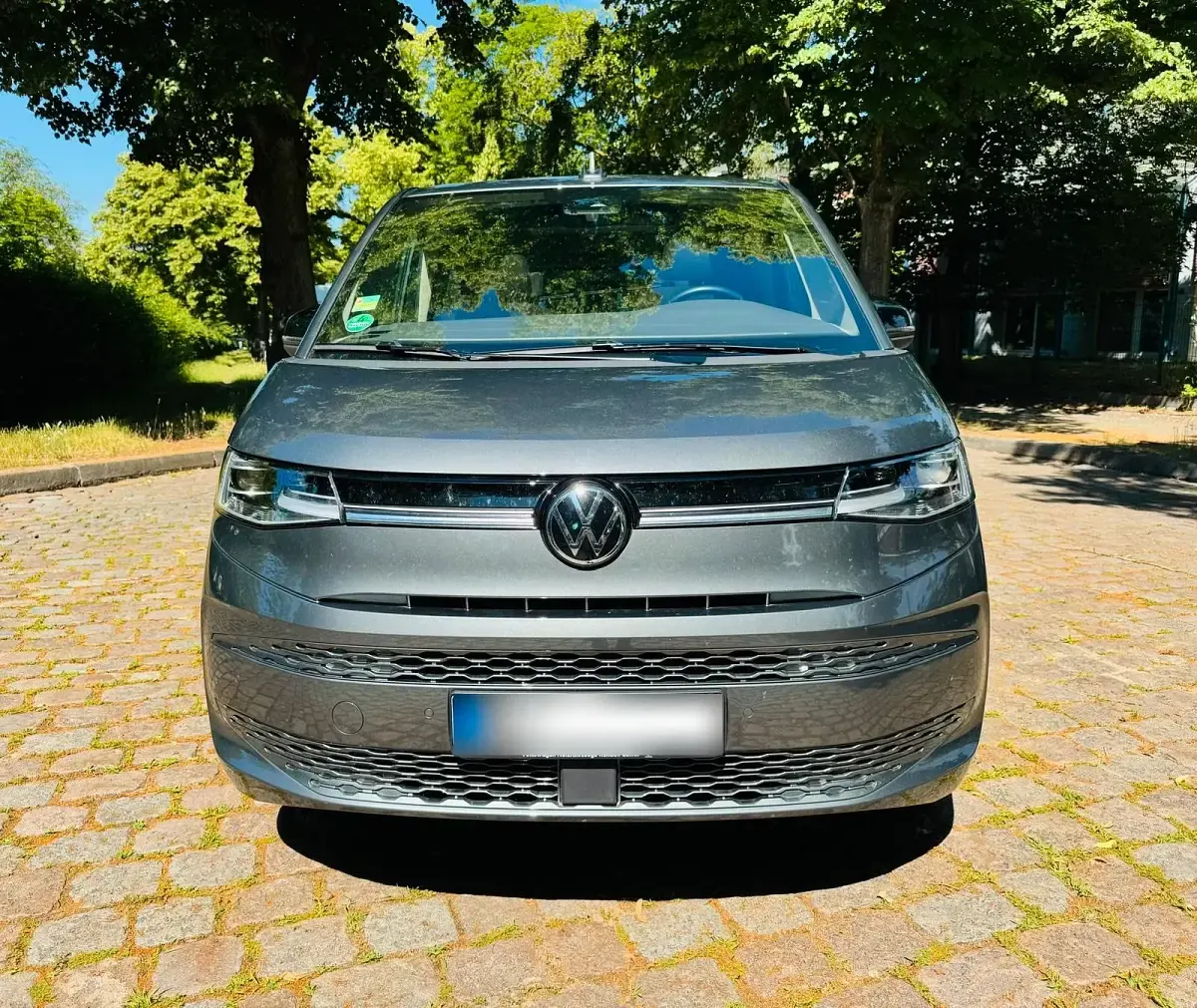 Gebraucht VW Multivan Life 150 PS (110 kW) 2023 Grau Van / Kleinbus