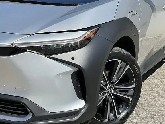 Gebraucht Toyota bZ4X Basis 150 kW (204 PS) 2023 Cosmicsilber metallic SUV