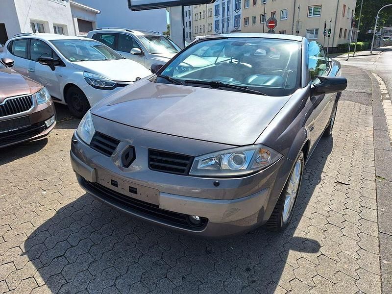 Grau Gebraucht 2005 Renault Mégane Cabriolet Privilege Cabrio | 3.899 € (Teuer) - Bild 1/4