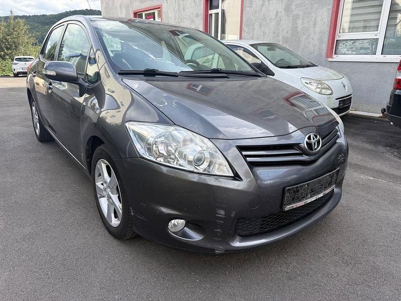 Grau Gebraucht 2012 Toyota Auris Travel Limousine | 5.700 € (Fairer Preis) - Bild 1/4