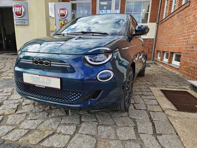 Grün (ozean grün) Neu 2025 Fiat 500e La Prima Limousine | 33.490 € (Teuer) - Bild 1/4