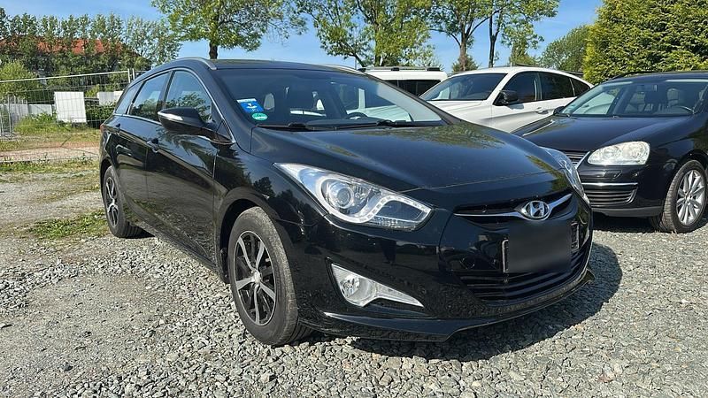 Schwarz Gebraucht 2013 Hyundai i40 Kombi | 6.000 € - Bild 1/4