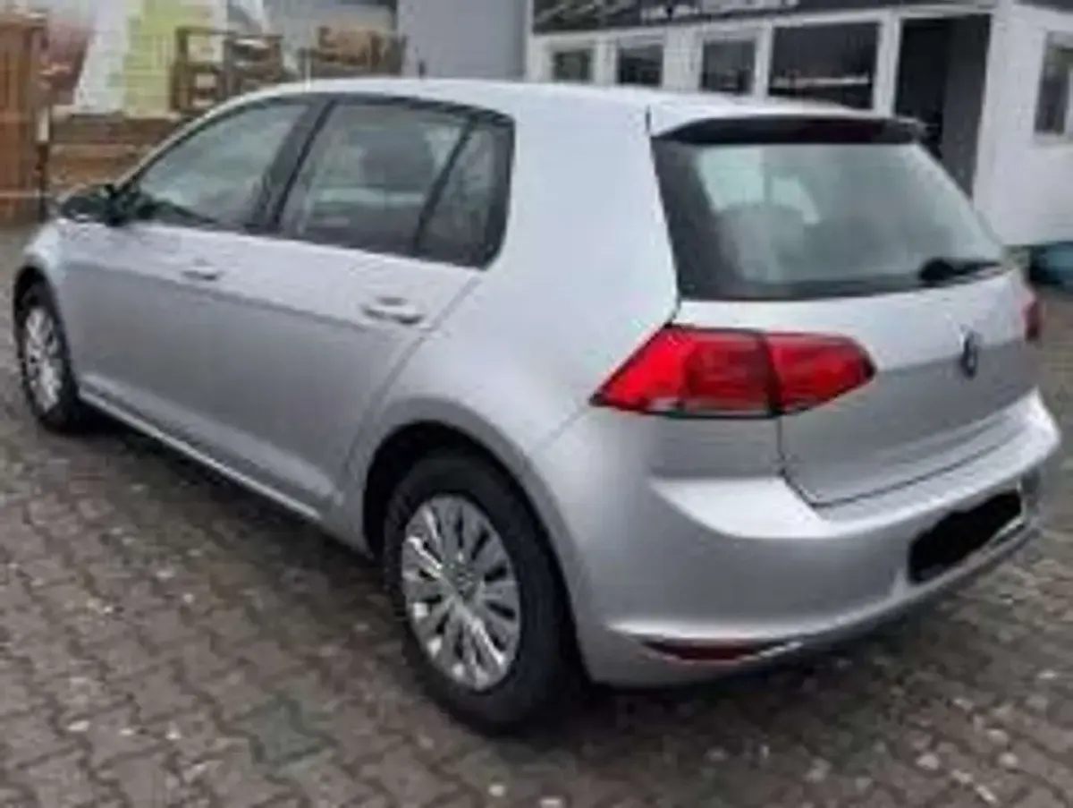 Gebraucht VW Golf VII Trendline 110 PS (80 kW) 2015 Reflexsilber metallic Kleinwagen